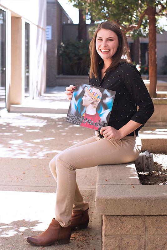 苏珊·埃舍尔巴赫拿着她设计的专辑封面